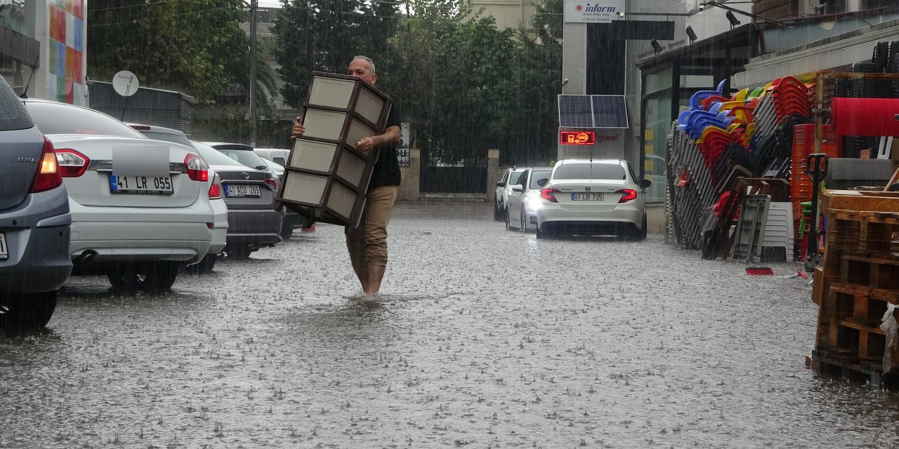 KOCAELİ'DE:  Cadde ve sokaklar sular altında kaldı