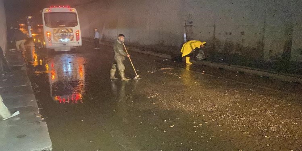 Kocaeli'de cadde ve sokaklar sular altında kaldı, 3 araç arıza yaptı