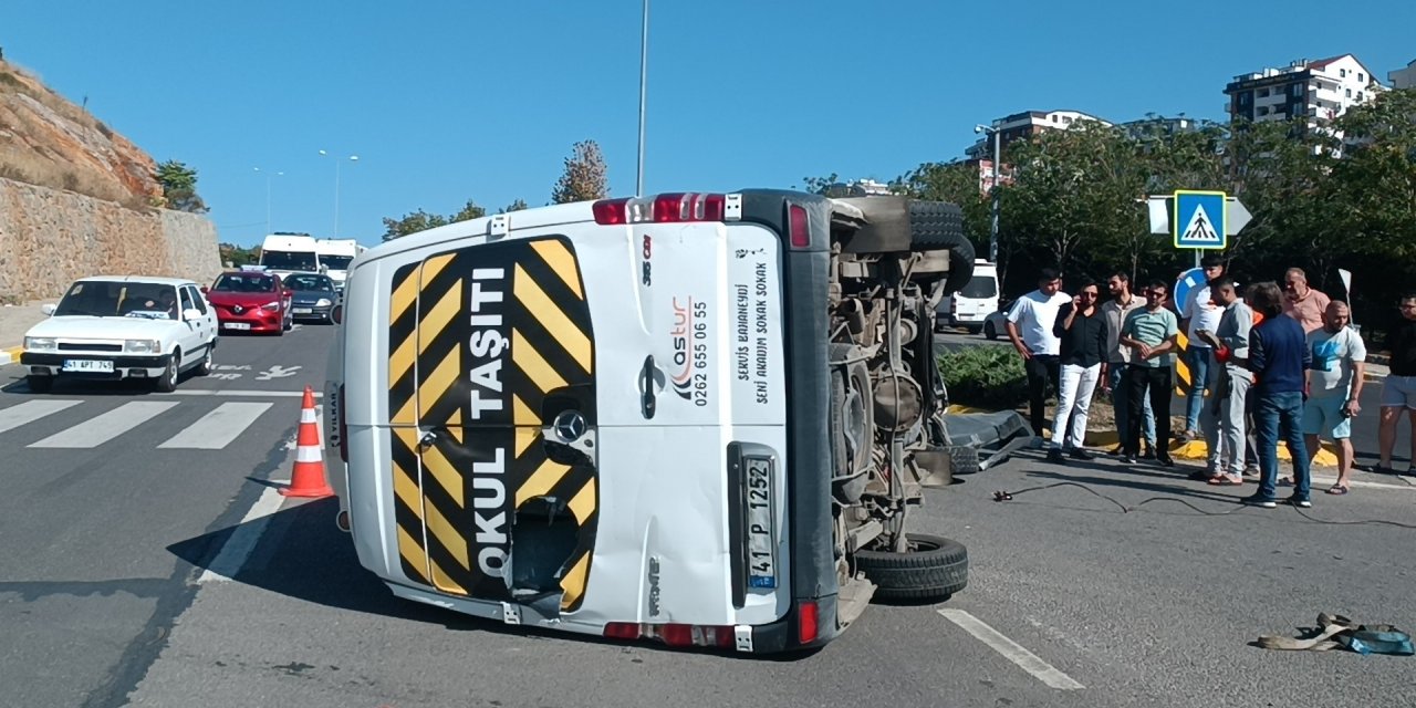 Virajı alamayan servis minibüsü devrildi: 1 yaralı