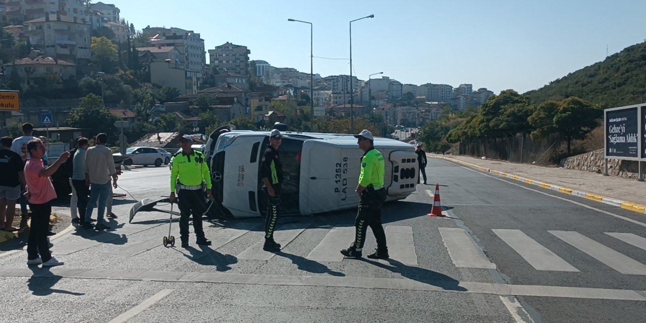 Virajı alamayan minibüs devrildi