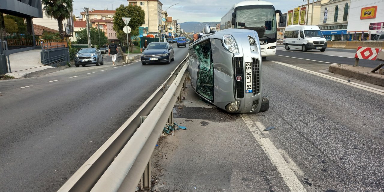 Otomobil yan yattı, sürücü kazayı yara almadan atlattı