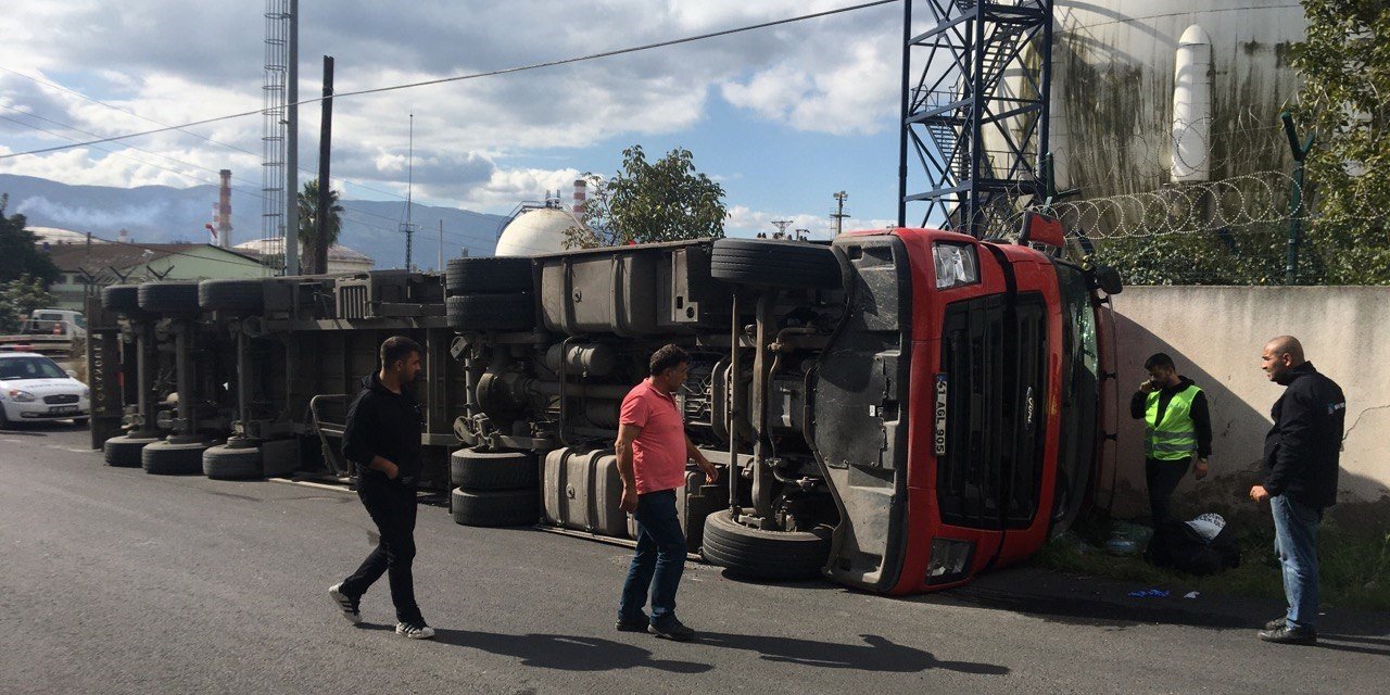 Tır  fabrika duvarını yıktı