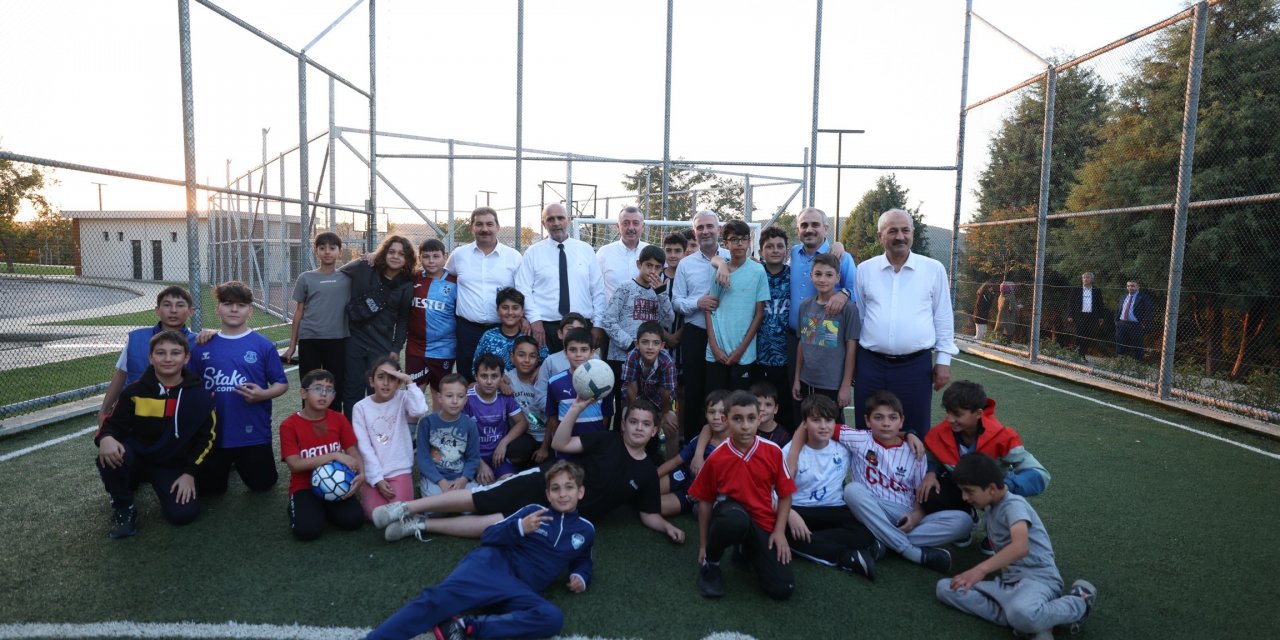 Çocuklarla futbol oynadı