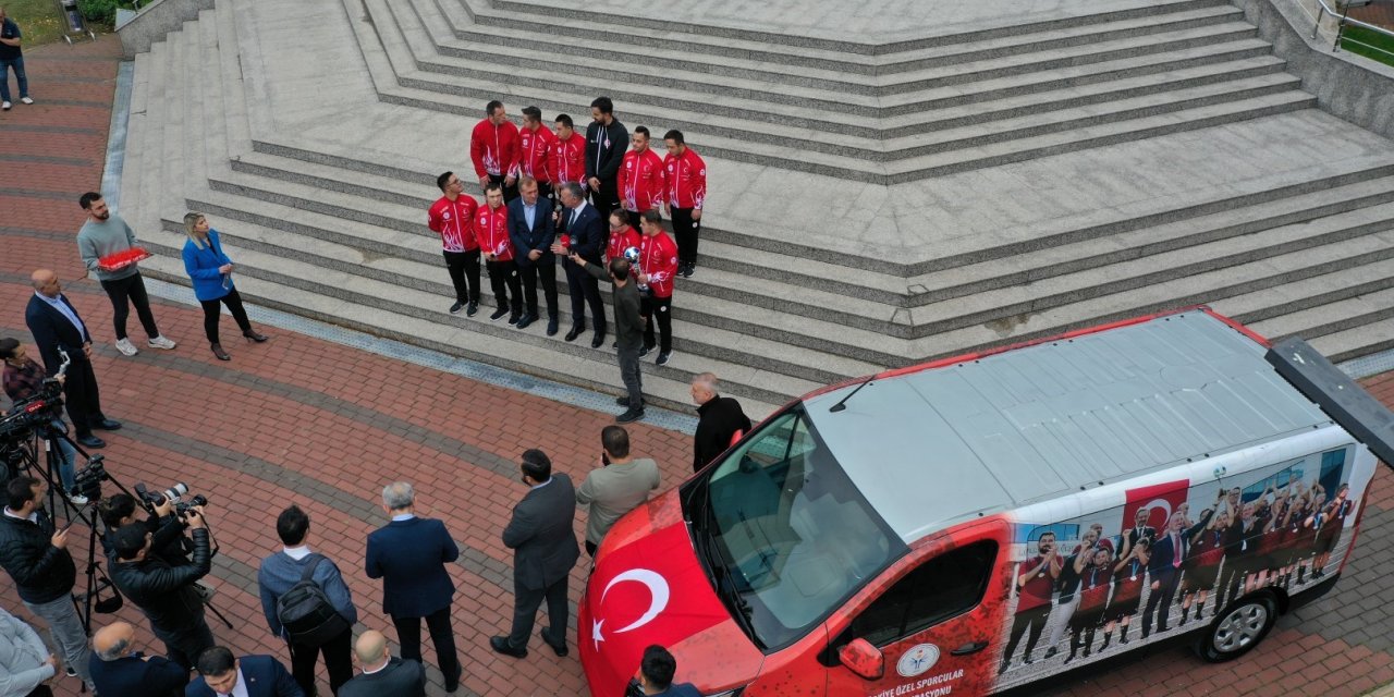 Büyükakın'dan Özel Futsal Milli Takımı'na hediye