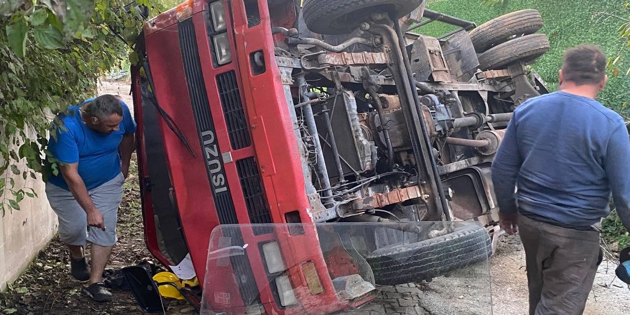 Toprak sete çarpan kamyonet devrildi