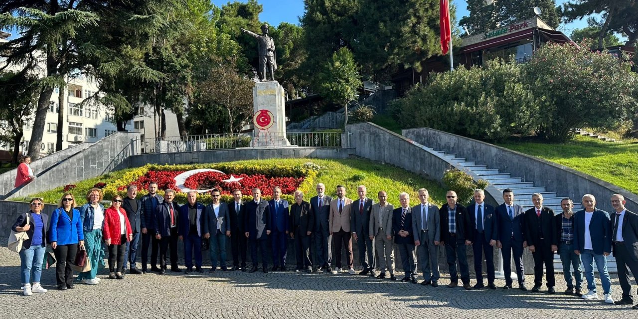 Muhtarlardan Atatürk anıtına çelenk