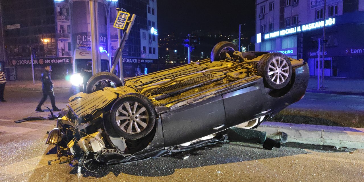 Trafik tabelasına çarptı: 1'i ağır 3 yaralı