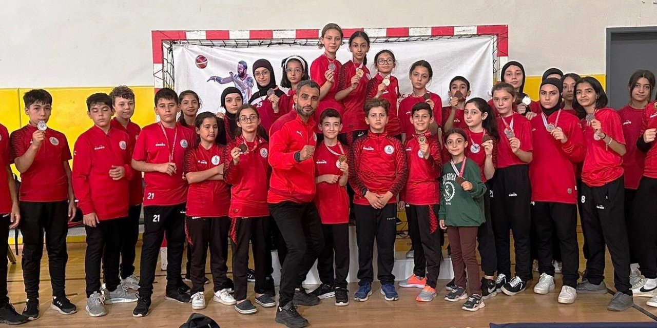 Körfezli karateciler madalyalarla döndü