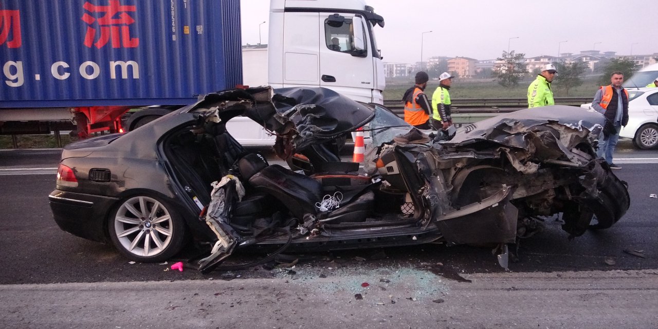 TEM’de kamyona çarpan lüks otomobil kağıt gibi ezildi: 1 ölü, 2 yaralı