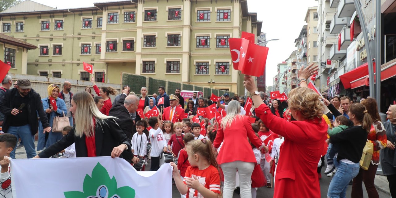 İzmit sokaklarında 100’üncü yıl coşkusu