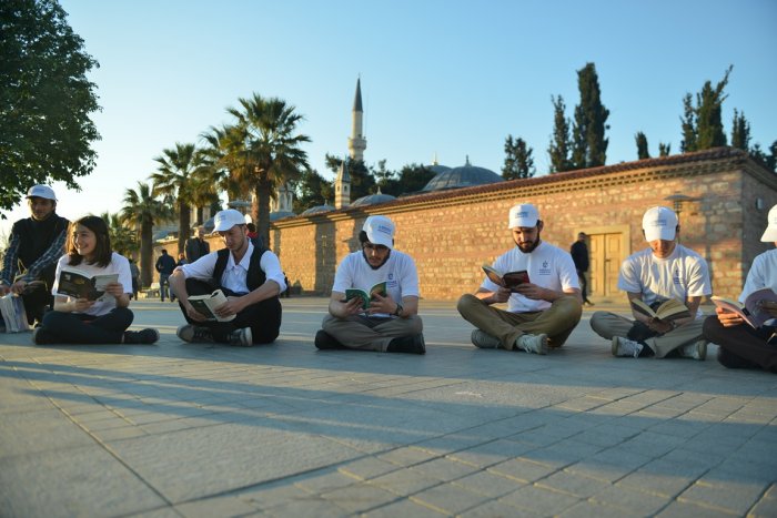 Gebze Meydanda kitap okudular