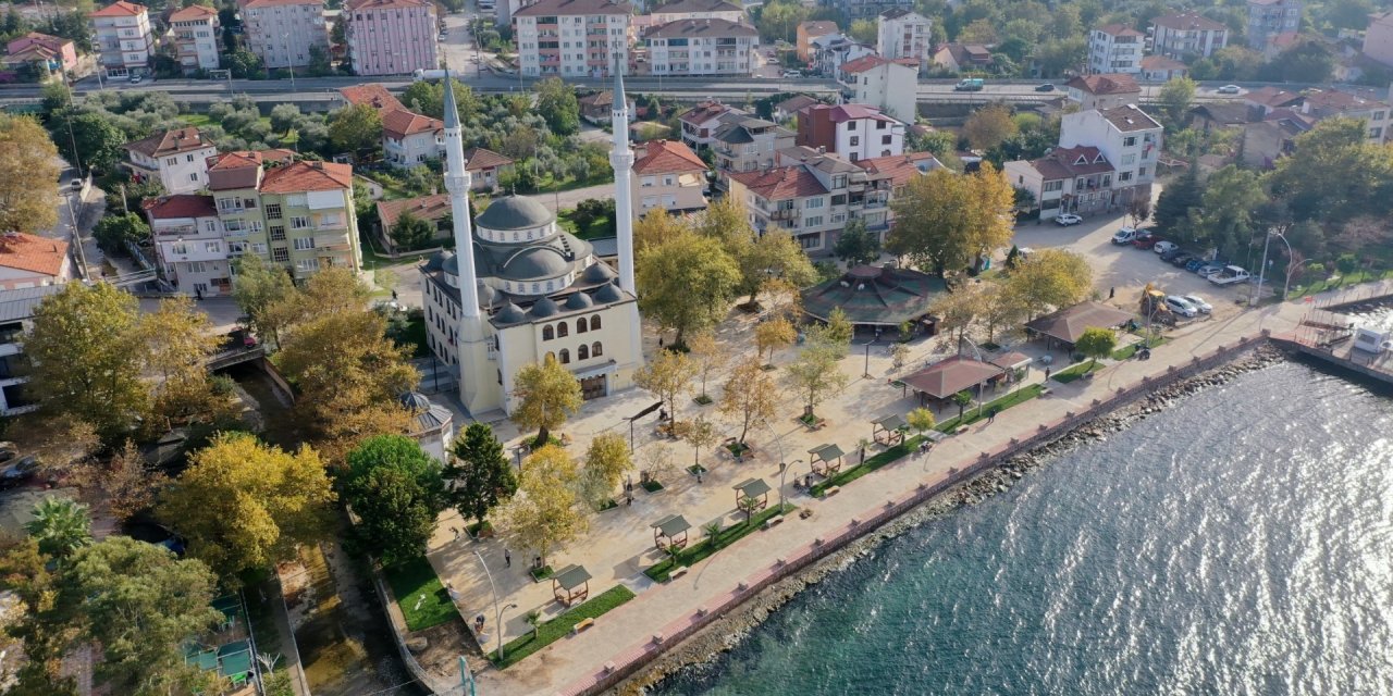 Ulaşlı Cami çiçeklerle süslendi