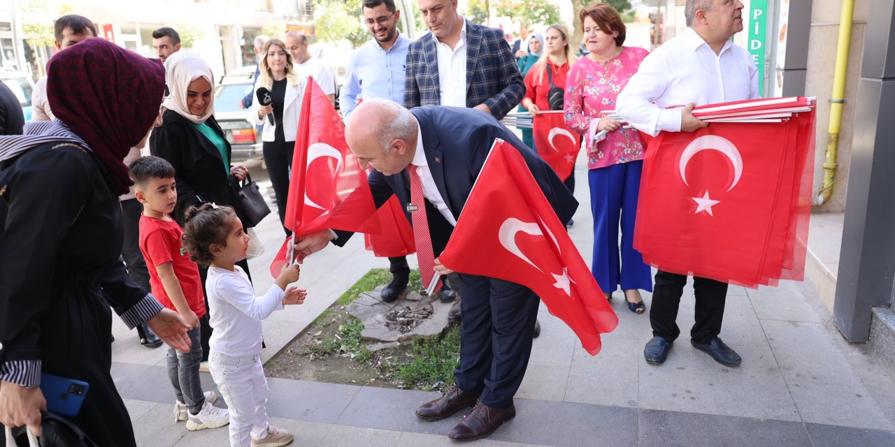 Başkan Bıyık’tan esnafa bayrak