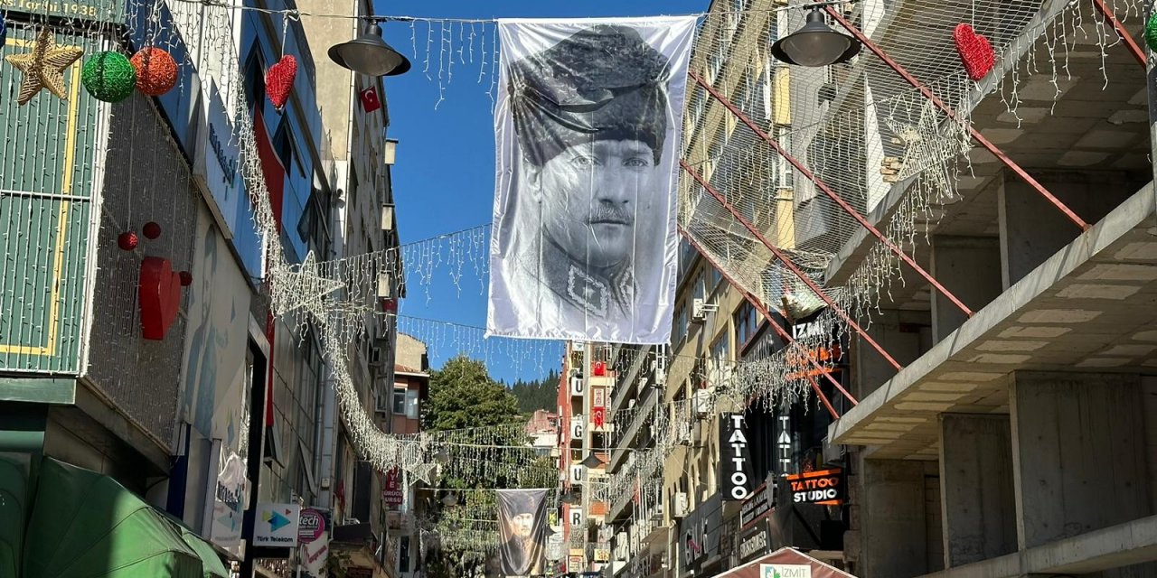 Fethiye Caddesi’nde Atatürk fotoğrafları