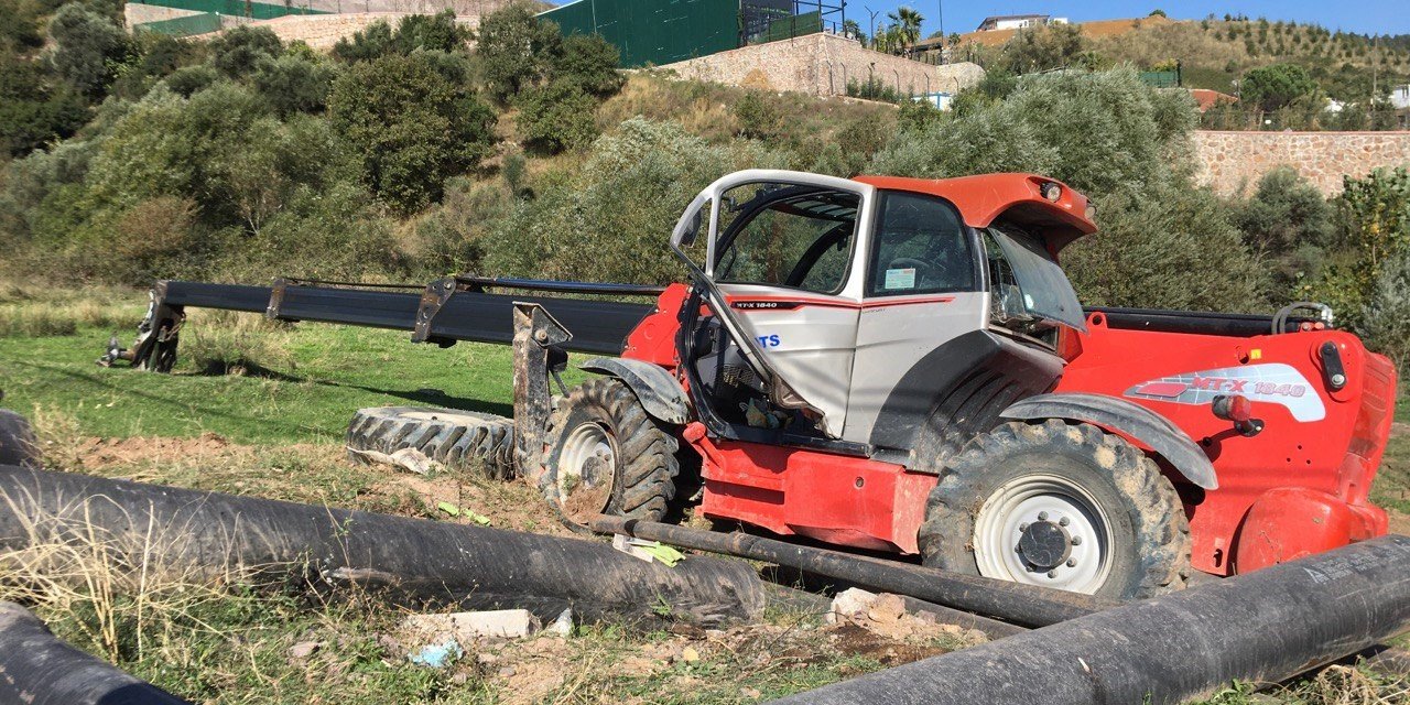 Kocaeli'de iş makinesi takla attı