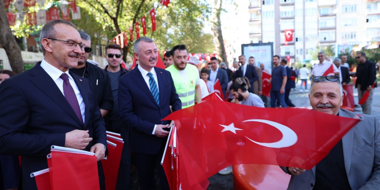 Kocaeli Valisi vatandaşlara Türk bayrağı dağıttı