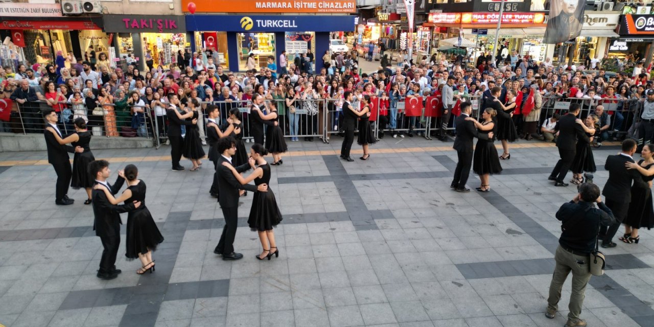 İzmit'te vals gösterisi