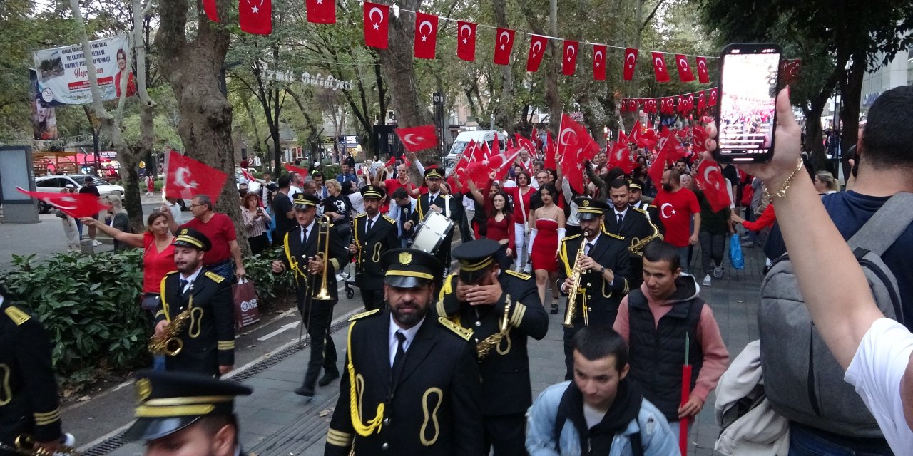 Cumhuriyet'in 100. yıl dönümünde fener alayında buluştular