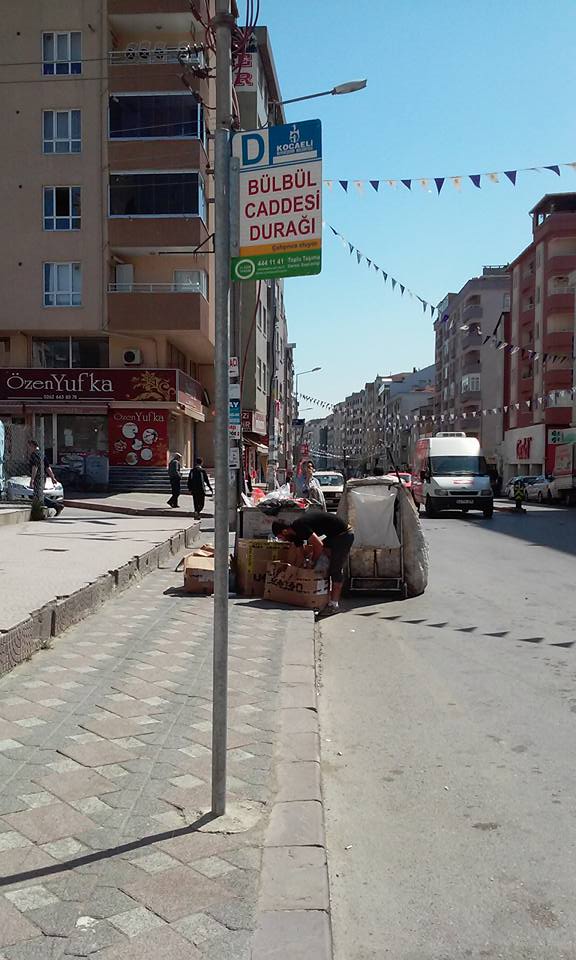 Duraklar neden çöpün yanında?