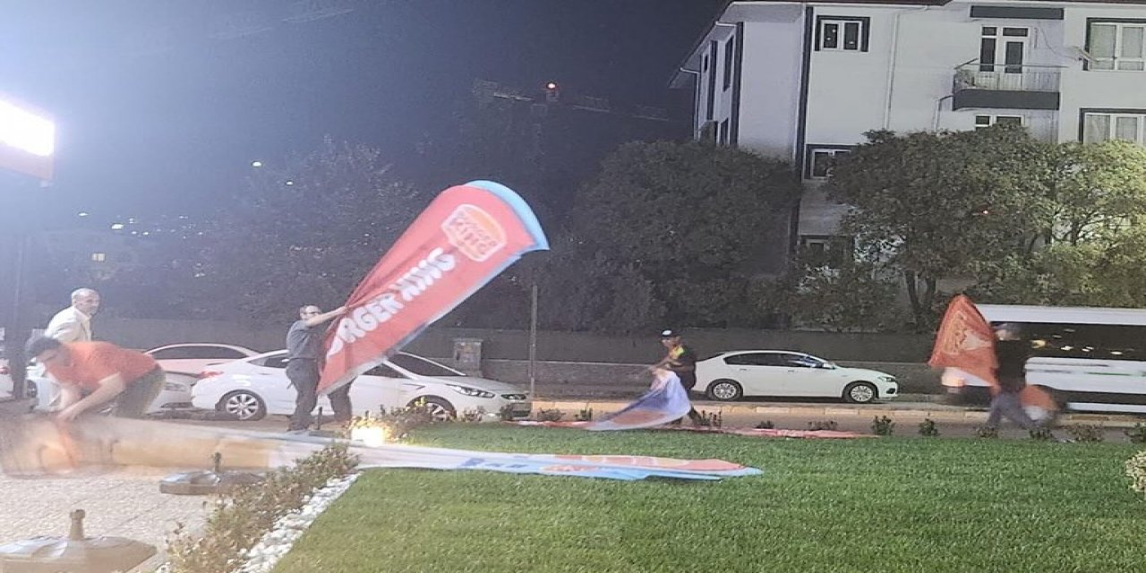 YRP Burger King’in bayraklarını kaldırttı