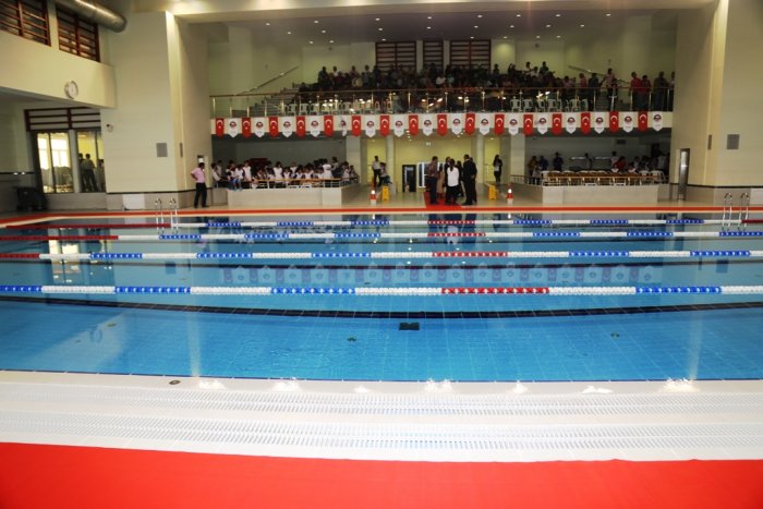 Yarı olimpik yüzme havuzu hizmete girdi