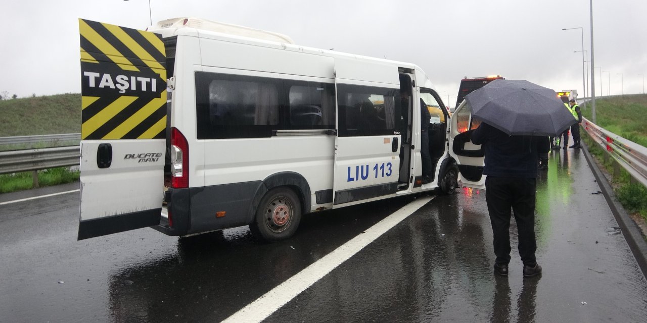 İşçi servisi ile ticari taksi çarpıştı: 13 yaralı