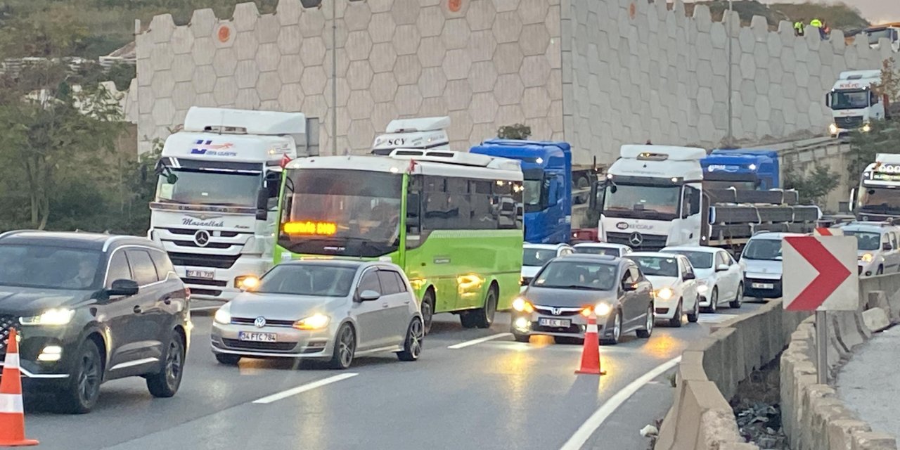 Tırın üzerinden konteyner düştü