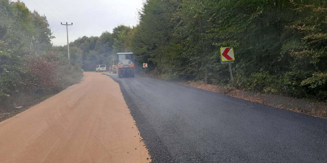 Köy bağlantı yolunda asfalt serim çalışmaları