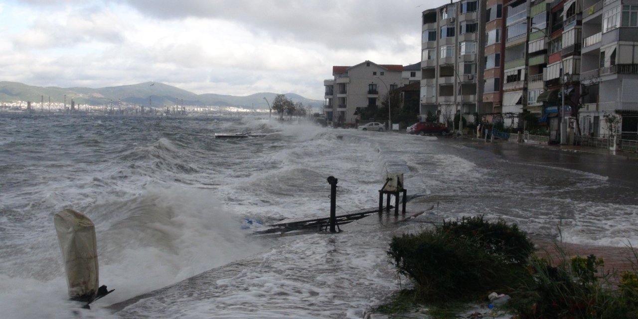 İzmit Körfez'inde etkili olan fırtına yol ile deniz birleştirdi