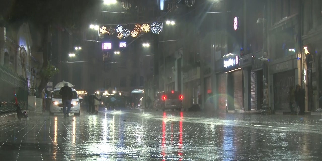 Fırtına Taksim'de vatandaşlara zor anlar yaşattı