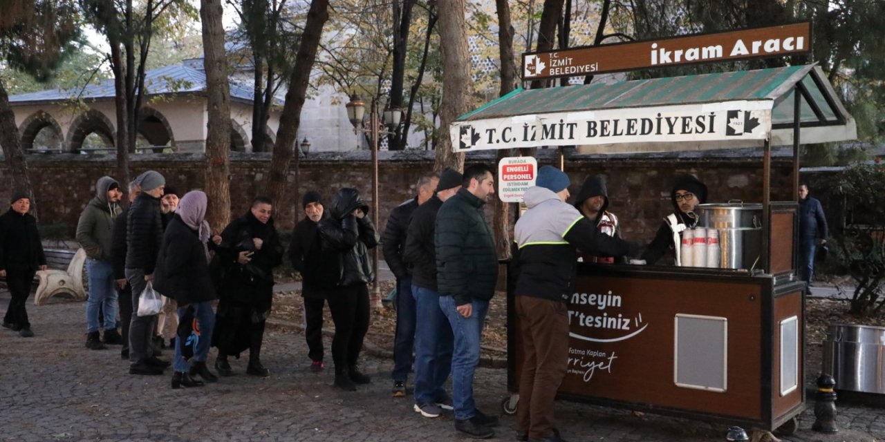 İzmit Belediyesi’nden sıcak çorba