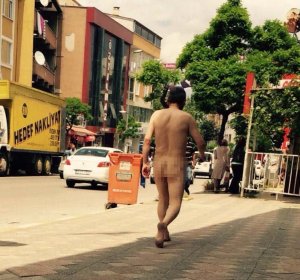 Akıl hastasına dayağa tepki!