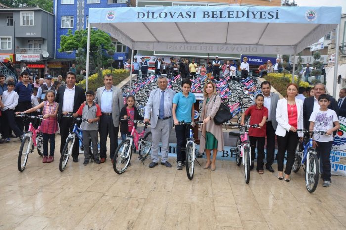 Çolakoğlu öğrencilere bisiklet dağıttı