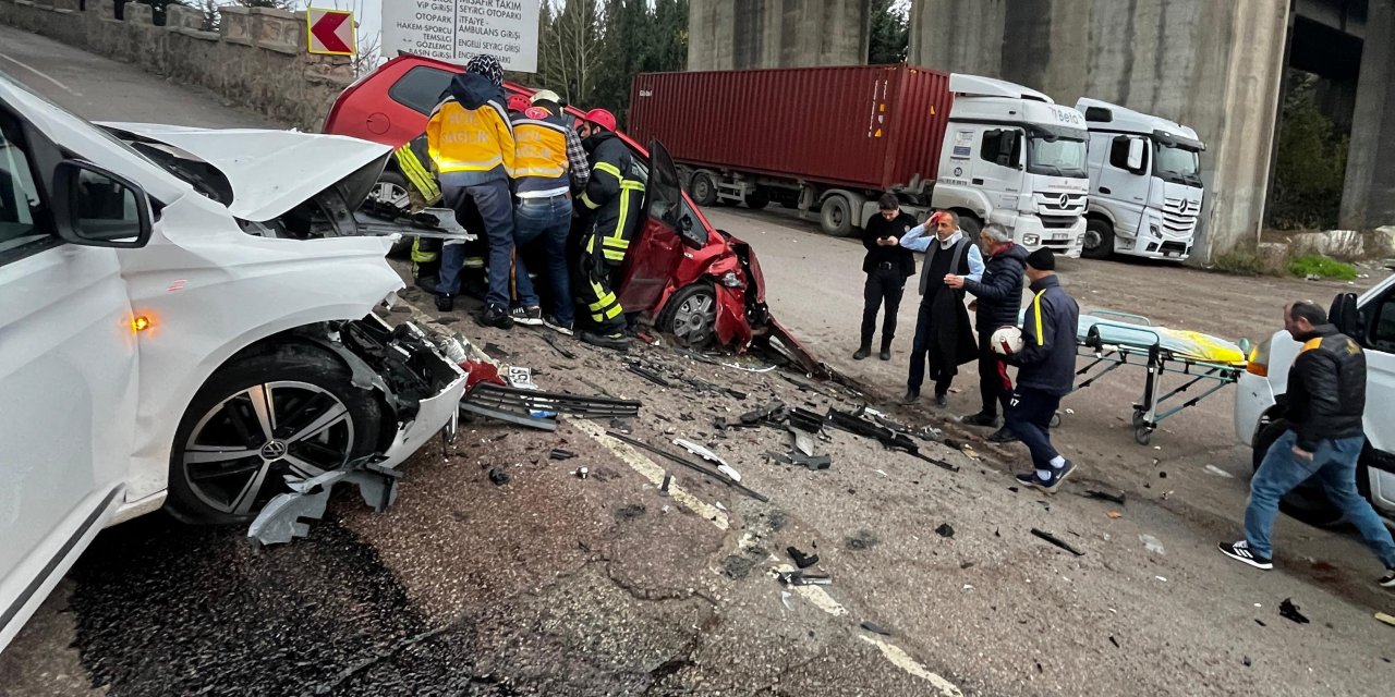 Kocaeli'de 2 araç kafa kafaya çarpıştı