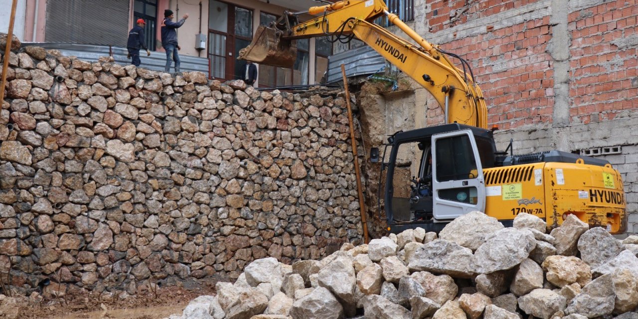 Çöken istinat duvarı yeniden inşa edildi