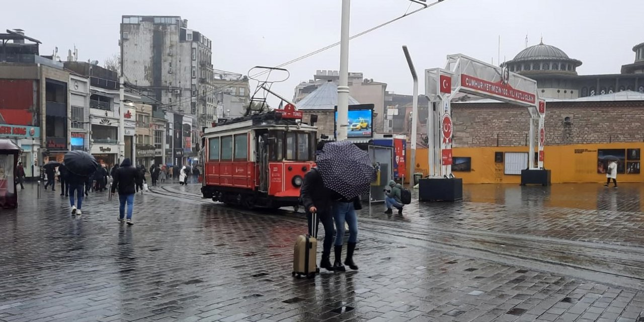 Fırtına Taksim’de vatandaşlara zor anlar yaşattı