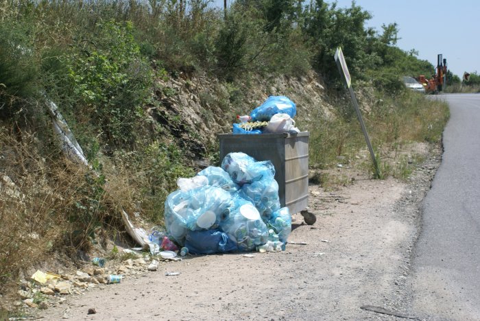 Köy yolarında çirkin görüntü!