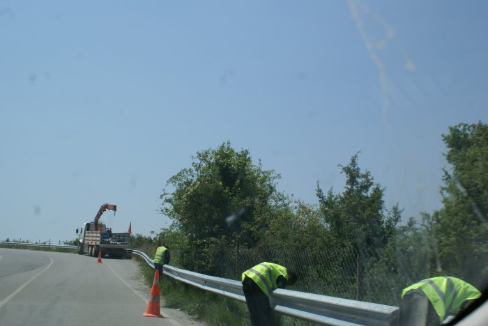 Köy yollarına bariyer!