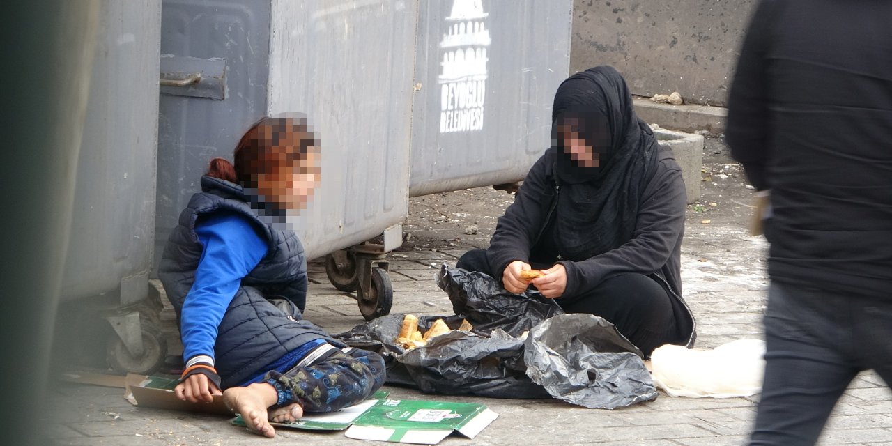 Çöpten yemek yeme numarası yapan dilenciler yakayı ele verdi