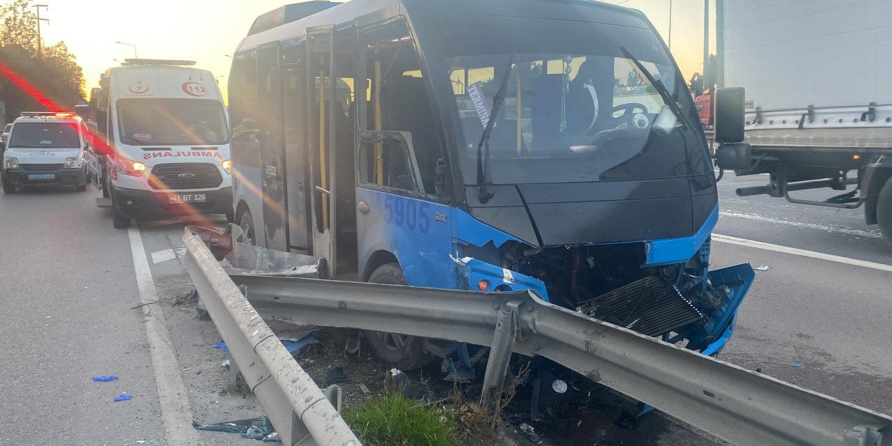 Gebze'de minibüs yol ayrımındaki bariyere çarptı : 15 yaralı