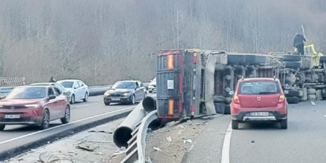 Boru yüklü tır devrildi: 1 yaralı