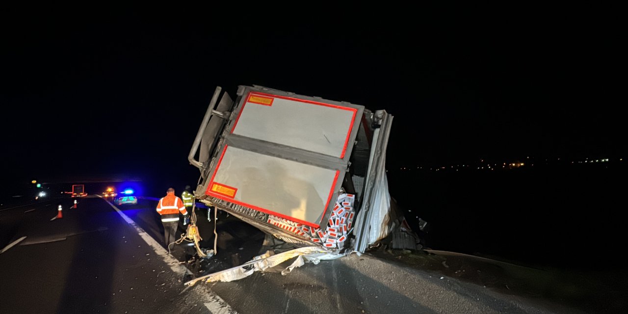 Lastiği patlayan tır kanala uçtu