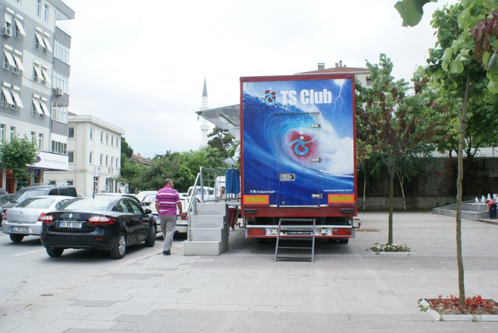 Satış TIR’ı parke taşlarını kırdı