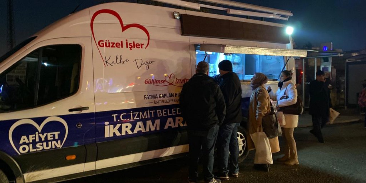 Servis bekleyen emekçilere ikram