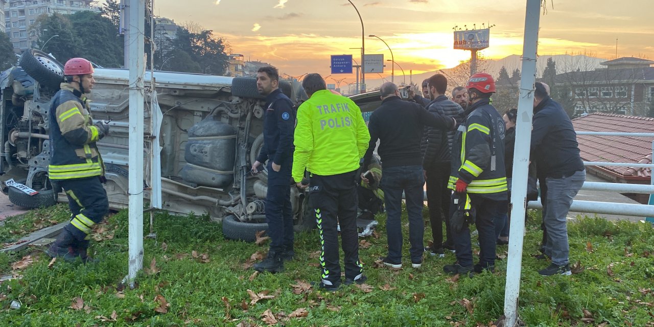 Kocaeli'de hafif ticari araç takla attı