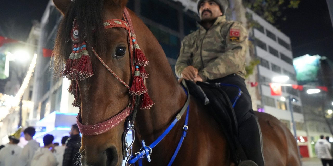 ‘At Türkün kanadıdır’ diyerek yeni yıla at üstünde girdi