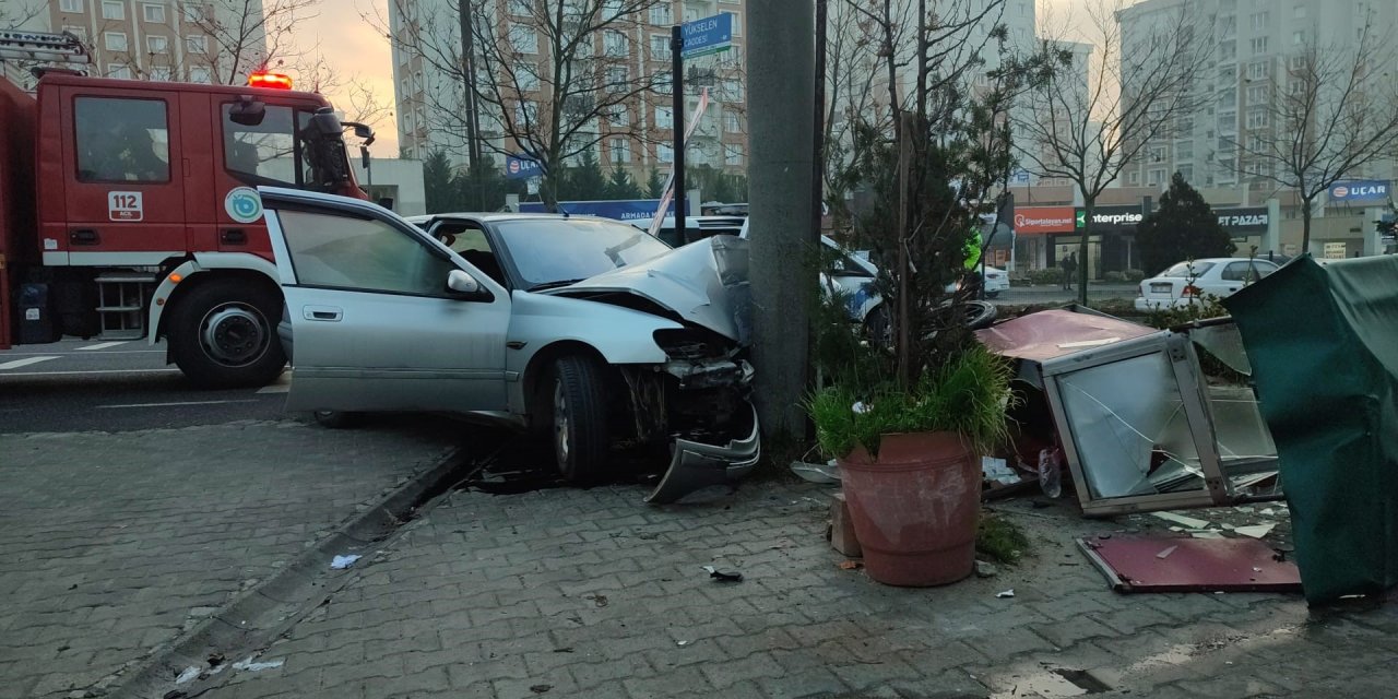 Önce simit arabasına, sonra direğe çarptı