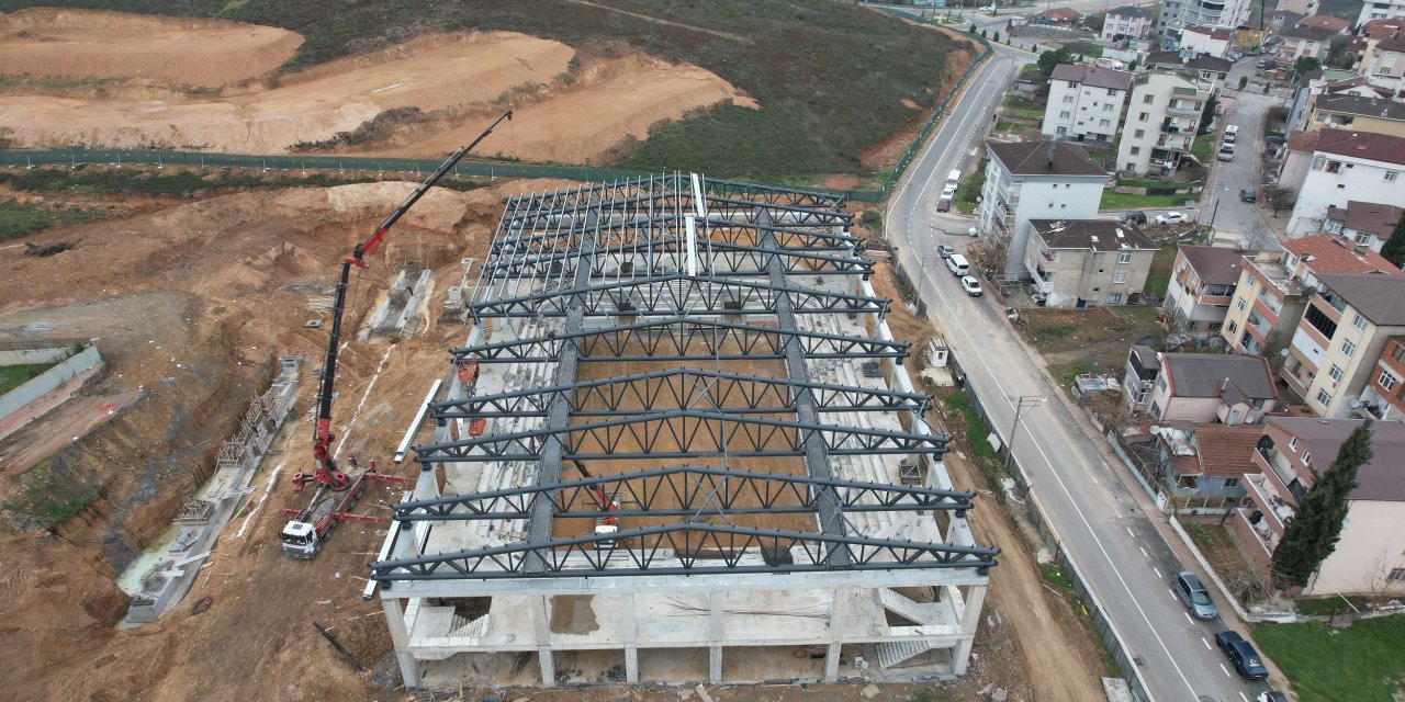Yeni spor salonunun çatı makasları yerleştirildi