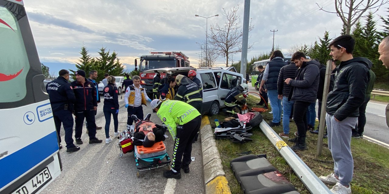 Fenalaşan sürücü direğe çarptı : 1 ölü 2 yaralı