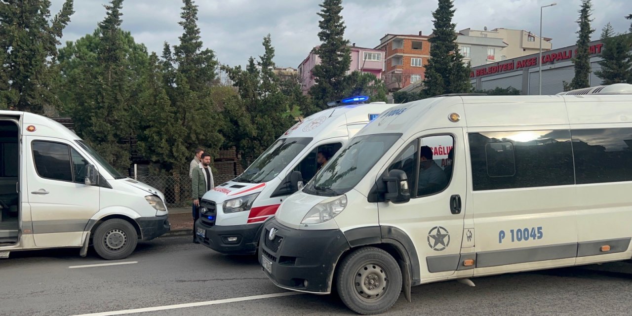 İşçi servisi ile kamyonet çarpıştı: 3 yaralı